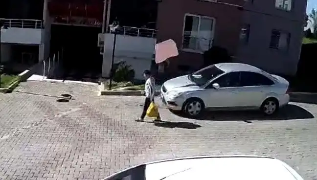 Çatısından Düşen Fayanstan Saniyelerle Kurtulan Genç Kadının Hikayesi