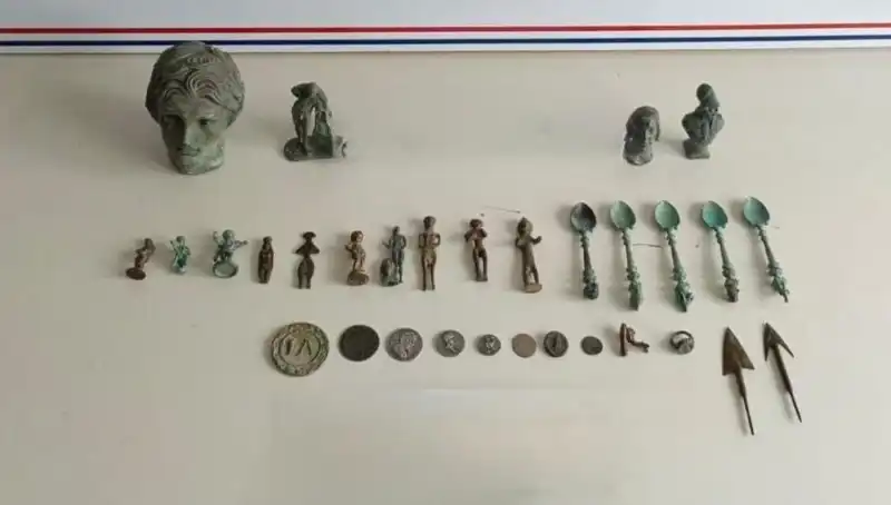 İzmir’de Roma Dönemine Ait Değerli Tarihi Eserler Ele Geçirildi