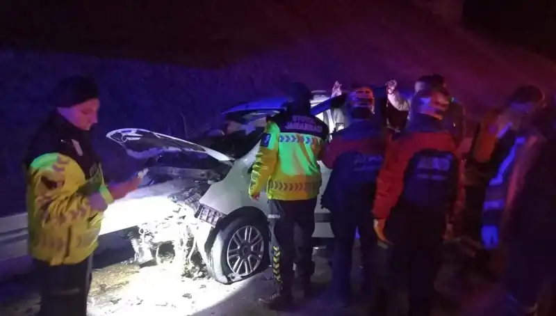 Bariyer Otomobile Saplandı: İşte Kaza Anı ve Detaylar