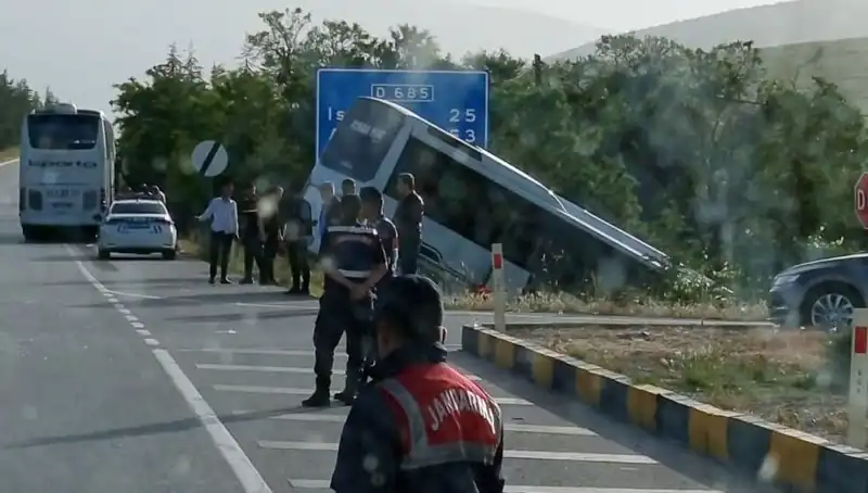 Isparta’da Tur Otobüsü ile Yolcu Otobüsü Çarpıştı: Çok Sayıda Yaralı