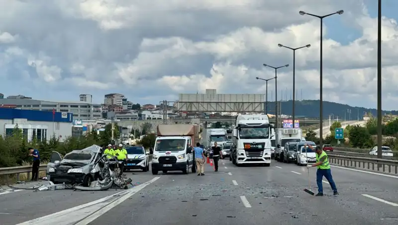 Otoyolda Meydana Gelen Feci Kaza: Üç Kişi Araçta Sıkıştı