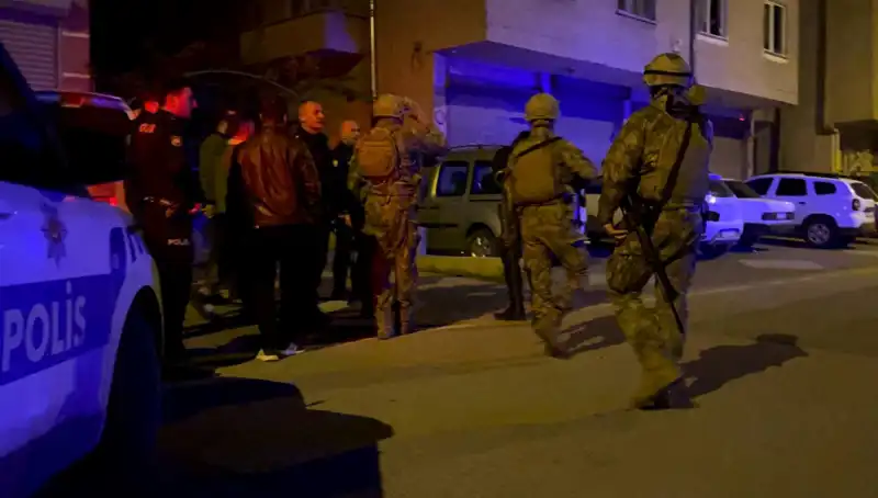 Balkondan Tüfekle Ateş Açan Şahıs Kendini Eve Kilitledi!