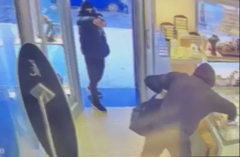 Ümraniye'de Maskeli Soyguncuların Korkunç Girişimi: Silahlı Saldırı Dehşeti!