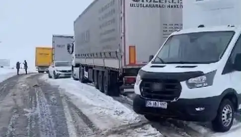 Kars-Ardahan Karayolunda Kar Yağışı: TIR'lar Yolda Kaldı ve Kara Saplandı
