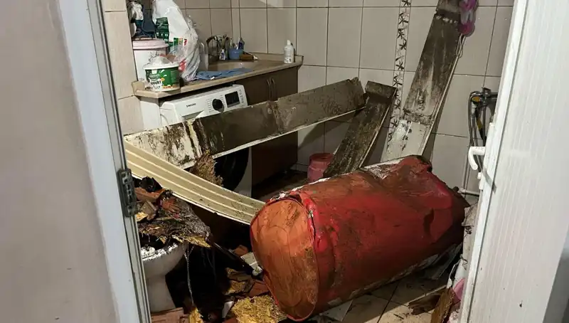 Ege Bölgesi'nde Fırtına Neden Oldu: Devrilen Ağaçlar ve Beyaz Caddeler