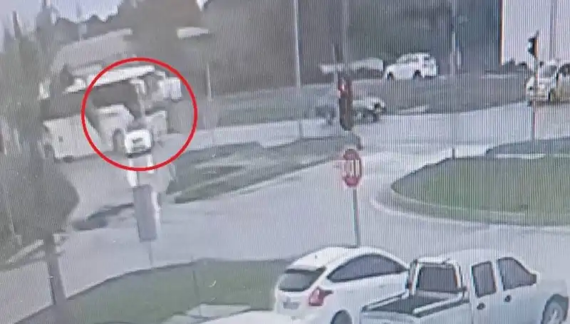 Kırmızı Işıkta Durdu, Yolcu Otobüsü Taksiyi Alt Etti