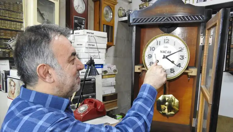 Tarihi Saatlerin Ustası: 10 Metrekarelik Dükkanında Geçmişi Yaşatıyor