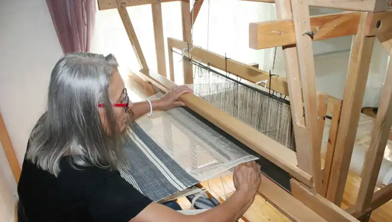 Eski Giysilerle Yarattığı Eşsiz Eşyalarla Dikkat Çekiyor