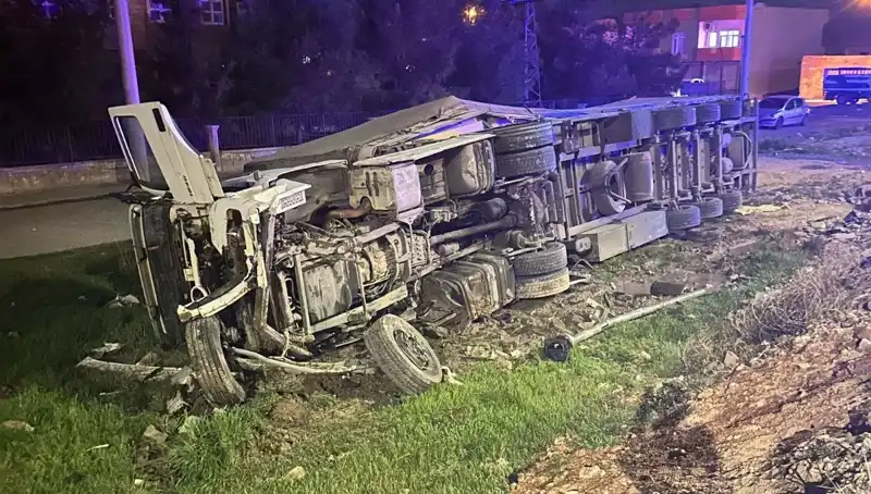 TIR Kazası: Devrilen Araçta 6 Kişi Yaralandı, Yolcu Durumu Ciddi