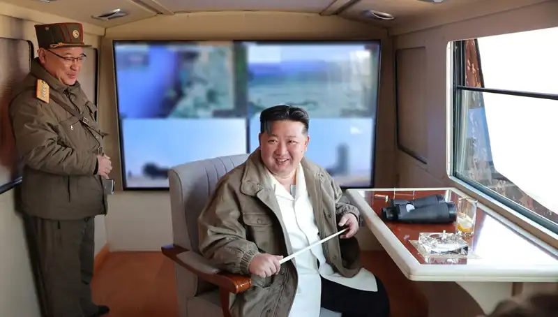Kim Jong Un'un Uçaksavar Füze Testi: Askeri Gücünü Gösterdi