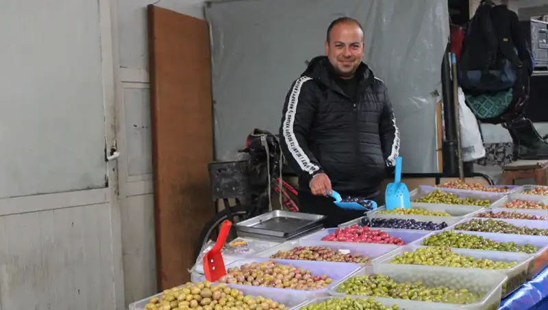 Pazarın Renkli Tezgahında 30 Farklı Sebze: Su İçinde 7 Ay Bekliyor