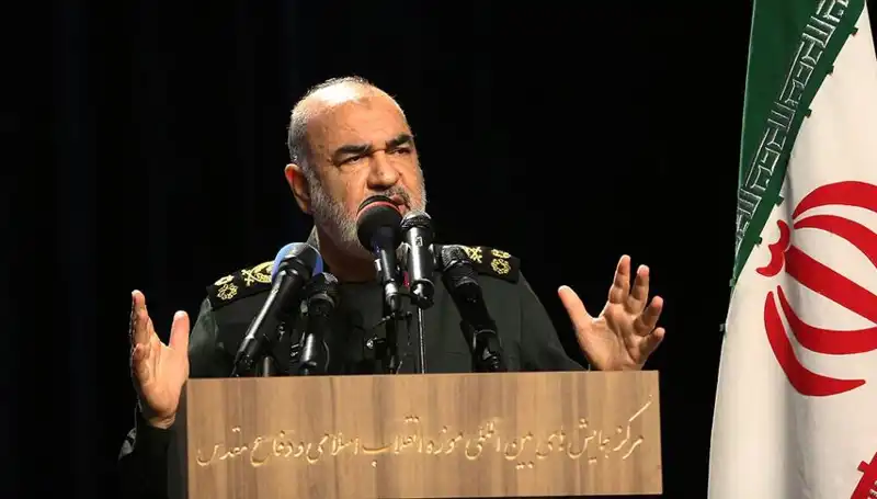 İran Devrim Muhafızları'ndan Trump'a Sert Yanıt: Yıkıcı Cevaplar Gelecek!