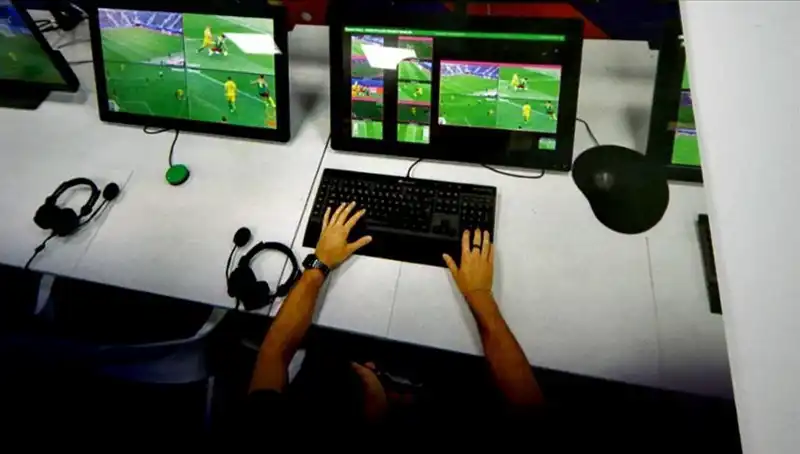 İtalya'da Futbolda Yeni Dönem: VAR Pozisyonları Ekranlarda Görüntülenecek