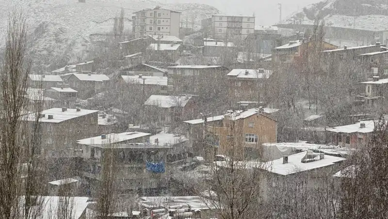 Hakkari'yi Beyaza Bürüyen Nisan Karı: Beklenmedik Güzellikler