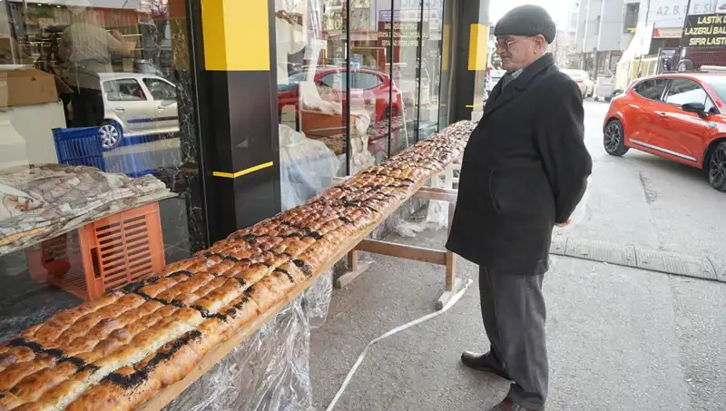 7 Metrelik Pide Rekoru: 8 Kişi 2 Saate Tamamladı!
