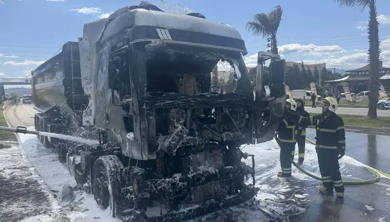 Kum Yüklü TIR Yangını, Şehirde Panik Yarattı!