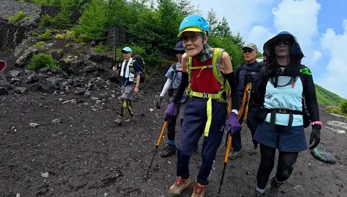102 Yaşındaki Japon Dağcı, Fuji Dağı'nda Tarih Yazdı!