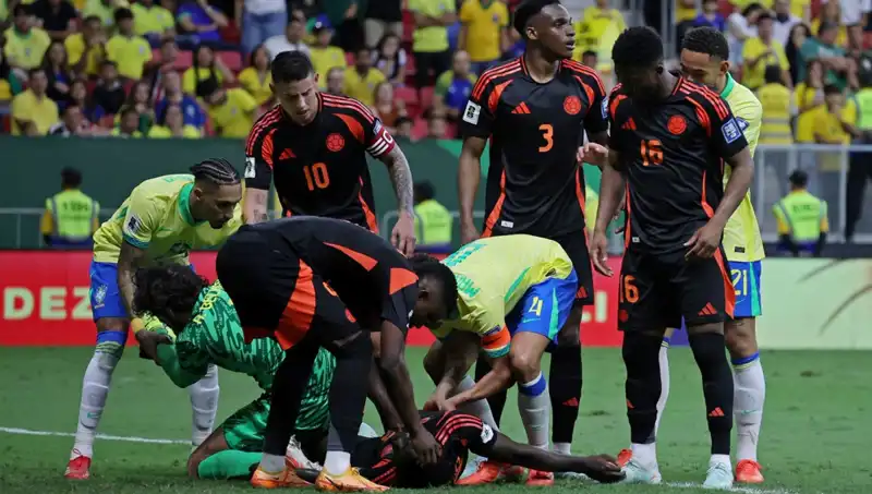 Galatasaraylı Davinson Sanchez Maçta Korkunç Bir Kaza Geçirdi!