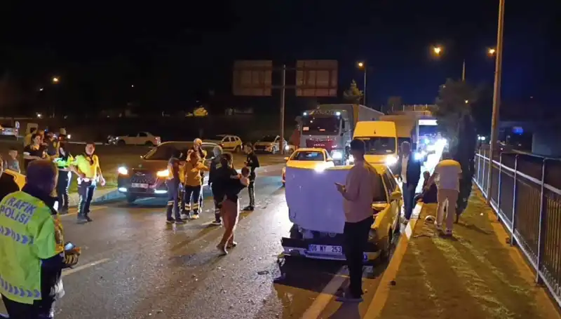 Otoyolda Gerçekleşen Kuralsız Geri Dönüş Kazasında İkisi Çocuk Dört Yaralı