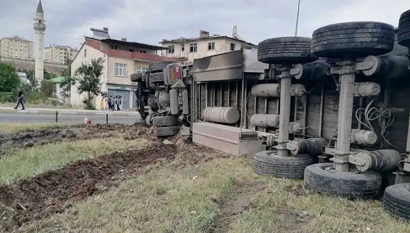 Freni Boşalan TIR'ın Yolu Değiştiren Dehşeti: Erzurum'da Korkunç Kaza