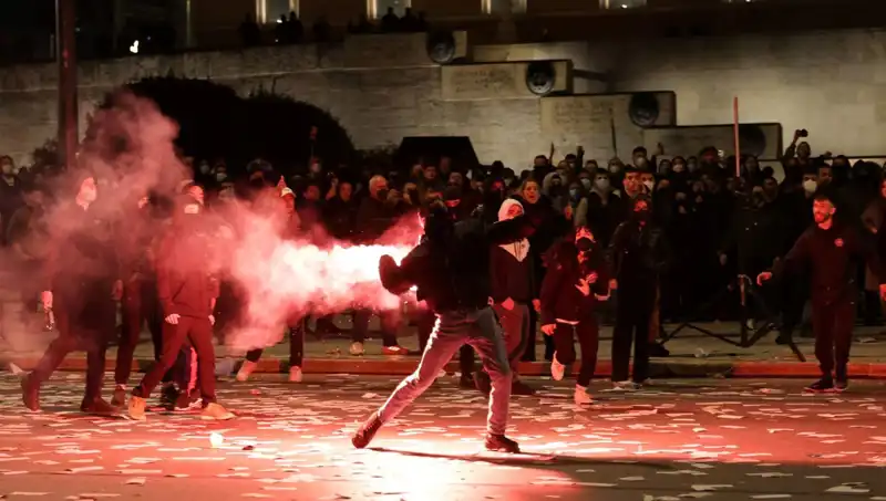 Yunanistan'da Hükümete Gensoru İle Atina Sokakları Karıştı: Protestolar ve Gelişmeler