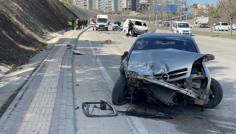 Trafik Kazası: Otomobil Minibüse Çarptı, 1 Kişi Hayatını Kaybetti