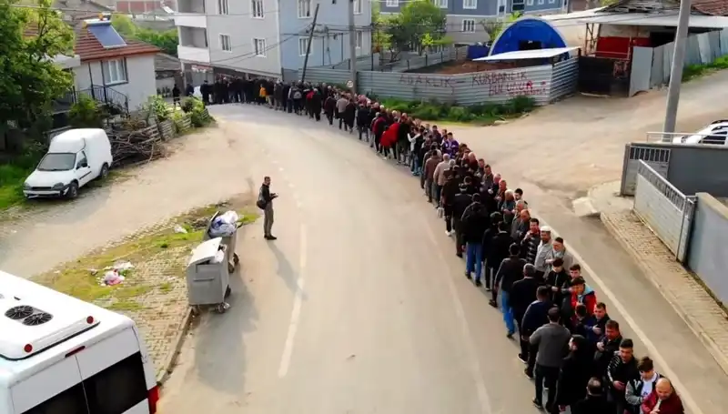 Bursa’nın O Mahallesinde Bayram Kuyrukları Uzun Geleneği Sürdürüyor
