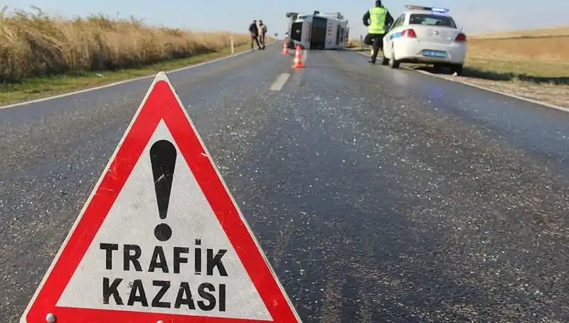 Otomobil Servis Minibüsüne Çarptı: 6 Çocuk, 8 Yaralı!
