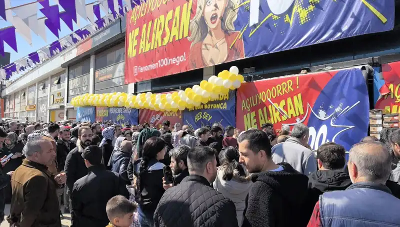 Bursa'da Büyük İndirim Günü: Alışveriş Tutkunları İzdiham Yaratıyor!