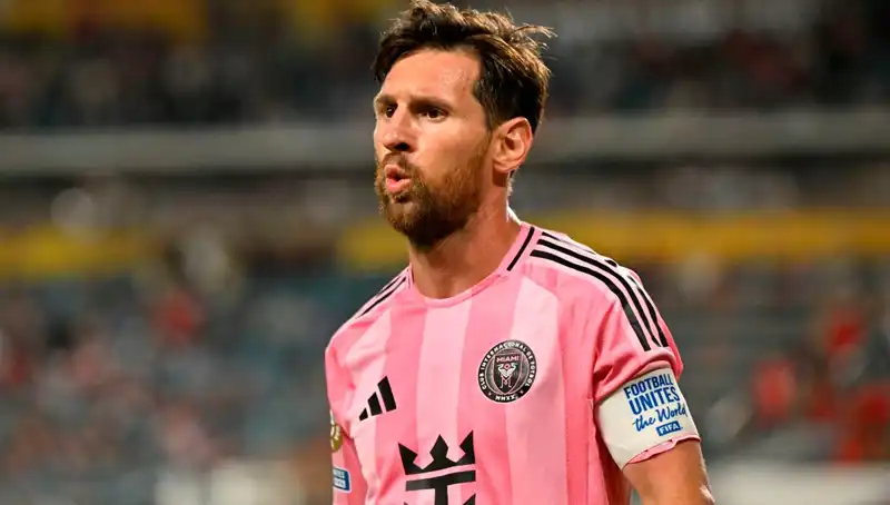 Messi'nin İlk Maçında Son Dakika Heyecanı: Direkten Dönen Şut