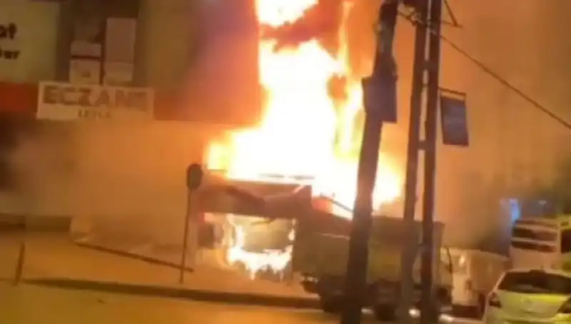Başakşehir’de İş Merkezinde Yangın: Ekiplere Zamanla Yarış