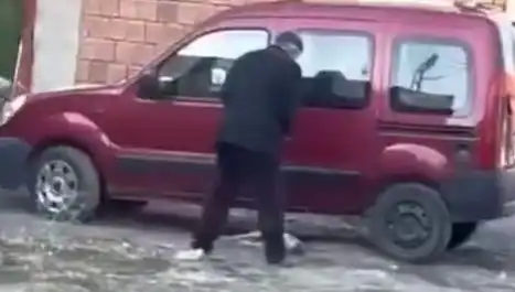 Sokak Ortasında Köpeğe Uygulanan Şiddet İle İlgili Şok Eden Görüntüler