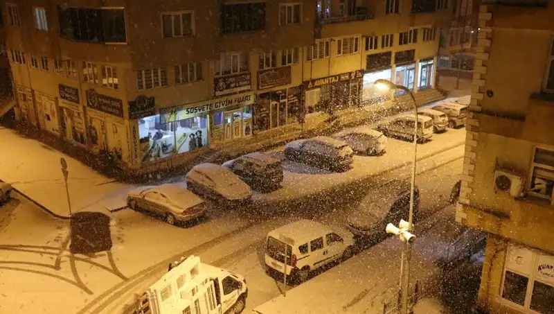 İki Mevsim Bir Günde: Kar ve Bahar Göz Kamaştırdı!