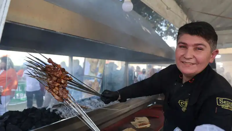 Kozan Karnavalı'nda Yarım Ton Ciğer Tüketildi: Zoğrafya ve Lezzet Bir Arada!
