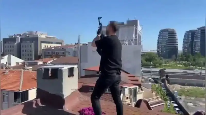 İstanbul’da Şok Eden Operasyon: Çatıya Kaçan Suçlular Bacadan AK-47 İle Yakalandı