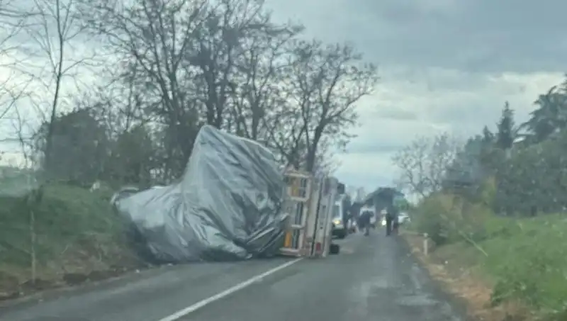 Tekirdağ'da Devrilen Saman Yüklü TIR Kazası: Yaralı Bilgisi Geldi