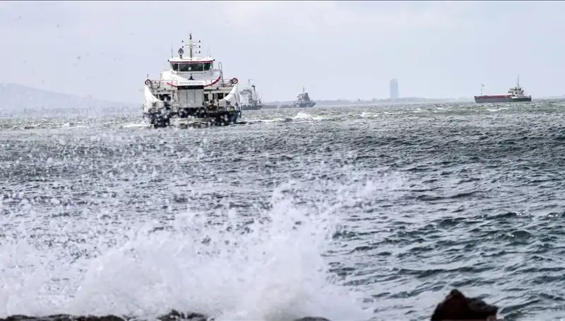 İzmir'de Şiddetli Fırtına Vapur Seferlerini Durdurdu