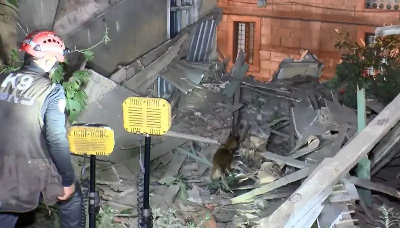 İstanbul'da Deprem Sonrası Çöken Bina, Acı Gerçekleri Ortaya Çıkardı