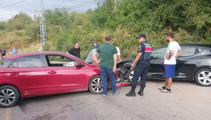 Karamürsel'de Otomobil Kazası: Araçlar Çarpıştı, 4 Kişi Yaralandı