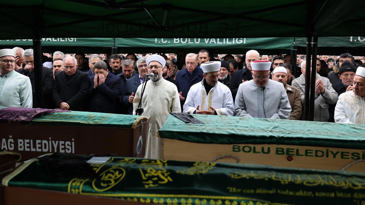 Cumhurbaşkanı Erdoğan, Bolu'daki yangın felaketinde incelemelerde bulundu.