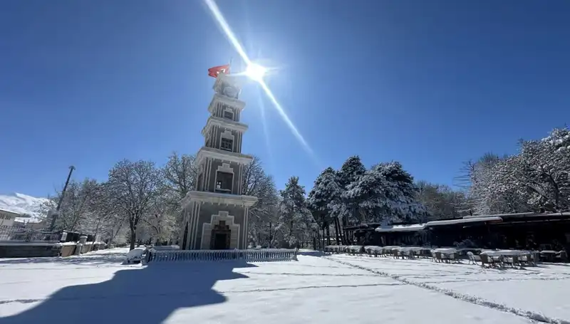 Erzincan'da Nisan Ayında Beklenmedik Kar Yağışı Etkili Oldu
